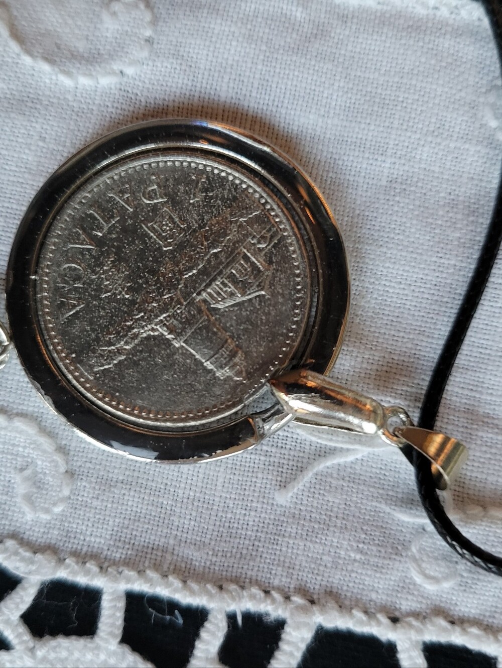 2003 Macau 1 Pataca Coin Pendant, Handcrafted Vintage Coin Resin Necklace - Picture 11 of 13